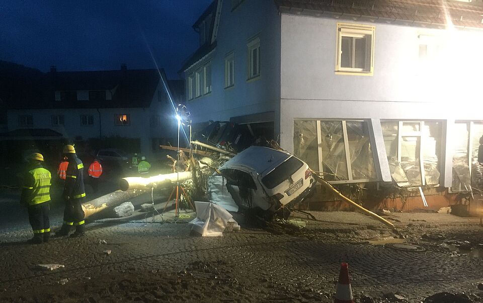Zerstörungen und Hochwasser im Ort Braunsbach / Baden-Württemberg nach starken Regenfällen: Feuerwehr und Technisches Hilfswerk nacht in dem betroffenen Ort