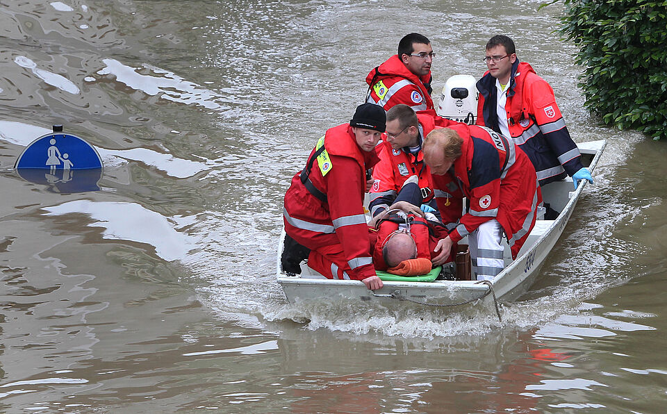 Rettungskräfte der DRK - Wasserwacht bergen in der überfluteten Innenstadt von Passau (Bayern) einen Mann