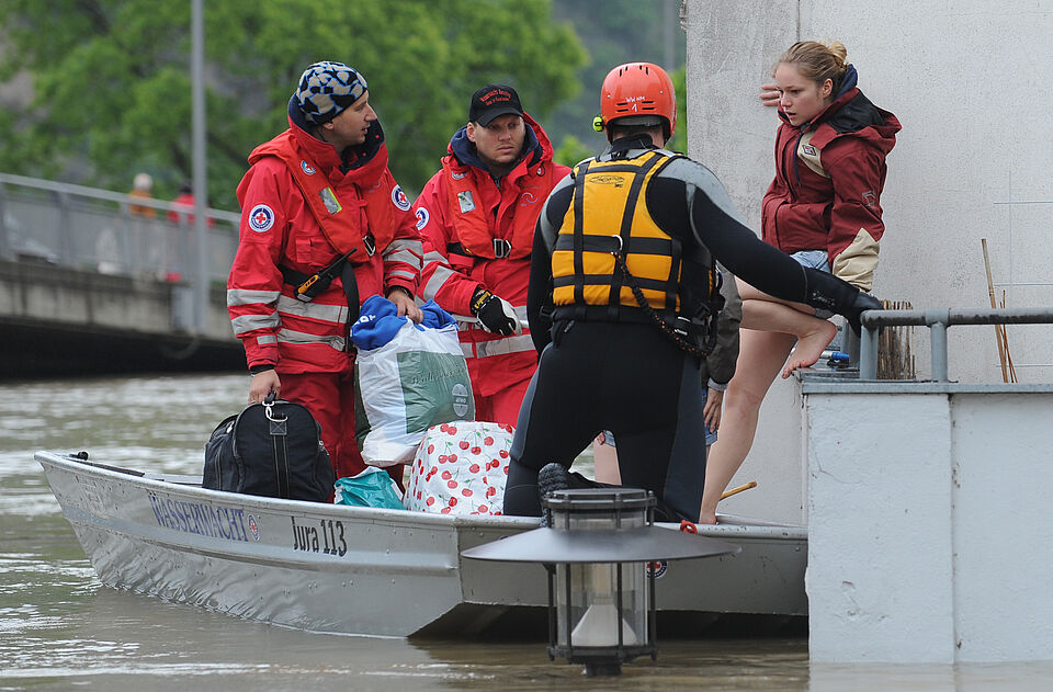 Hochwasser in Passau, Bayern: zwei junge Frauen werden von Helfern der DRK - Wasserwacht am mit dem Boot aus ihrer Wohnung gerettet.