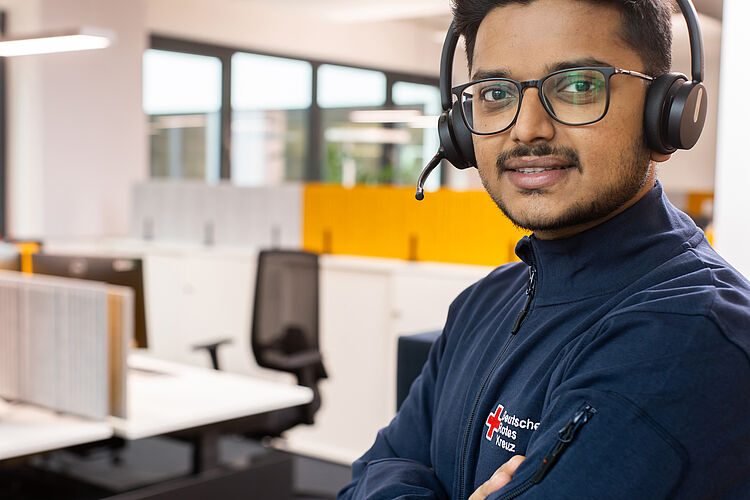 Imagebild Kontakt Dieses Bild zeigt einen Mitarbeiter in einem Servicecenter, der mit einem Headset telefoniert.